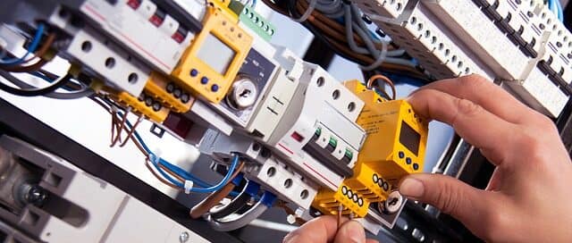 Servicios de instalaciones eléctricas y mantenimiento profesional 6 servicios de Electricidad