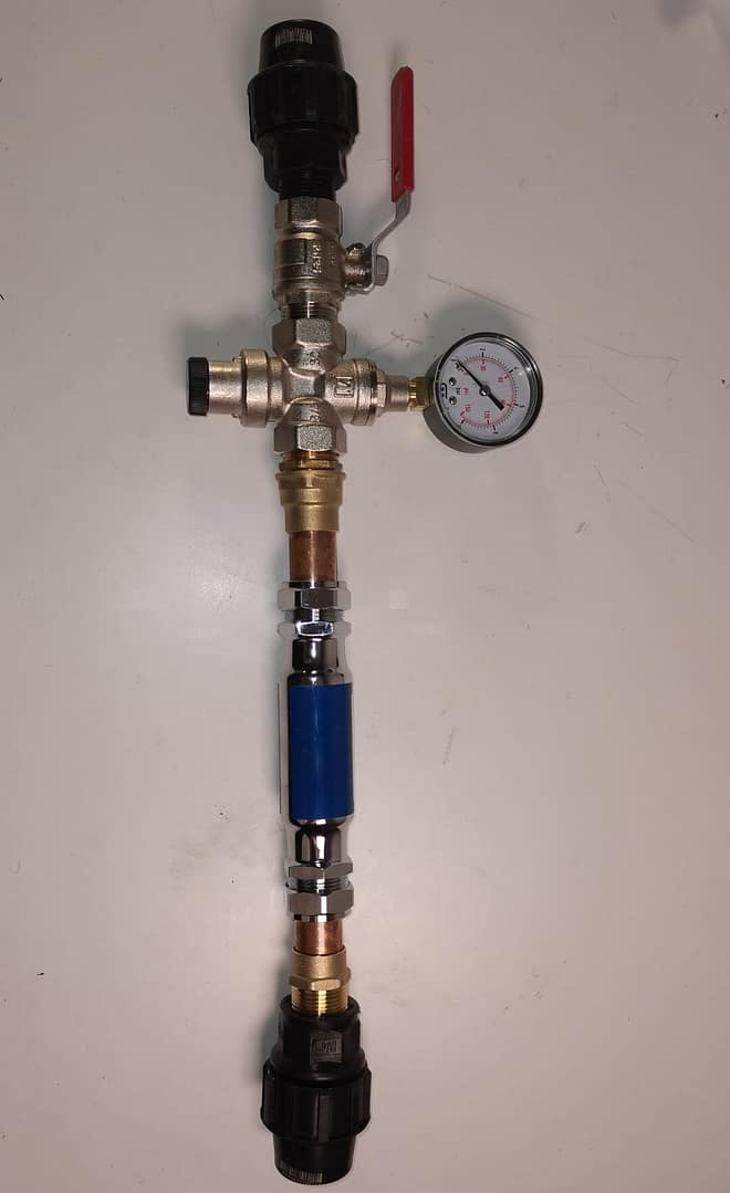 ¿Qué es el Inhibidor de Cal? El inhibidor de cal es un dispositivo compacto y de alta calidad, diseñado específicamente para inhibir la formación de cal en tu sistema de agua. Funciona mediante principios electrolíticos que cambian la estructura de las sales de dureza, induciendo la coagulación y evitando que la cal se adhiera a las superficies.